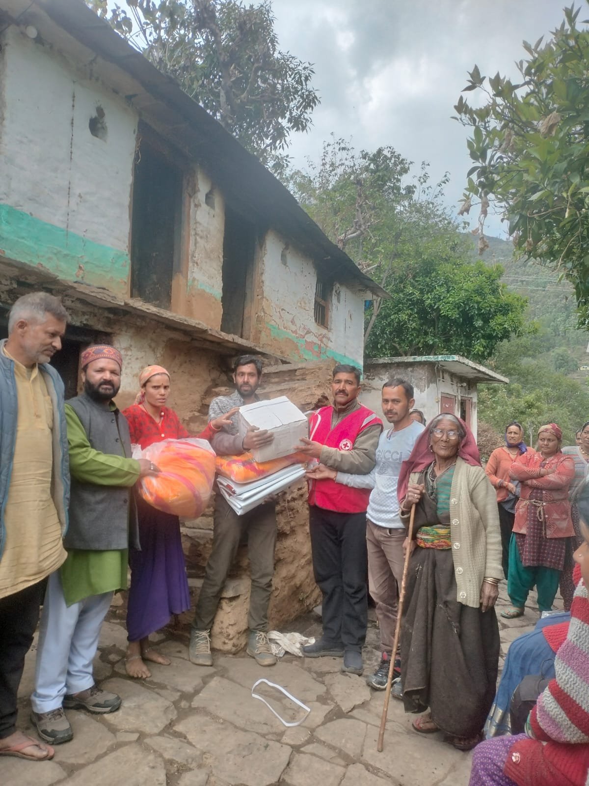 नंदानगर में आग का कहर: धू-धू कर जला घर, रेड क्रॉस सोसाइटी ने पहुंचाई मदद