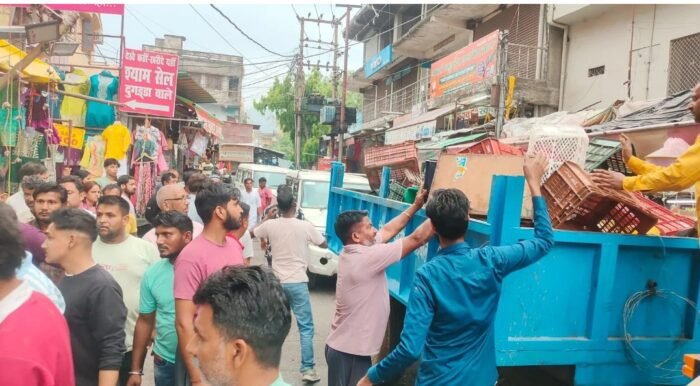 एसडीएम और नगर आयुक्त के नेतृत्व में चला अतिक्रमण हटाओ अभियान व्यापारियों और टीम के बीच हुई नोकझोंक