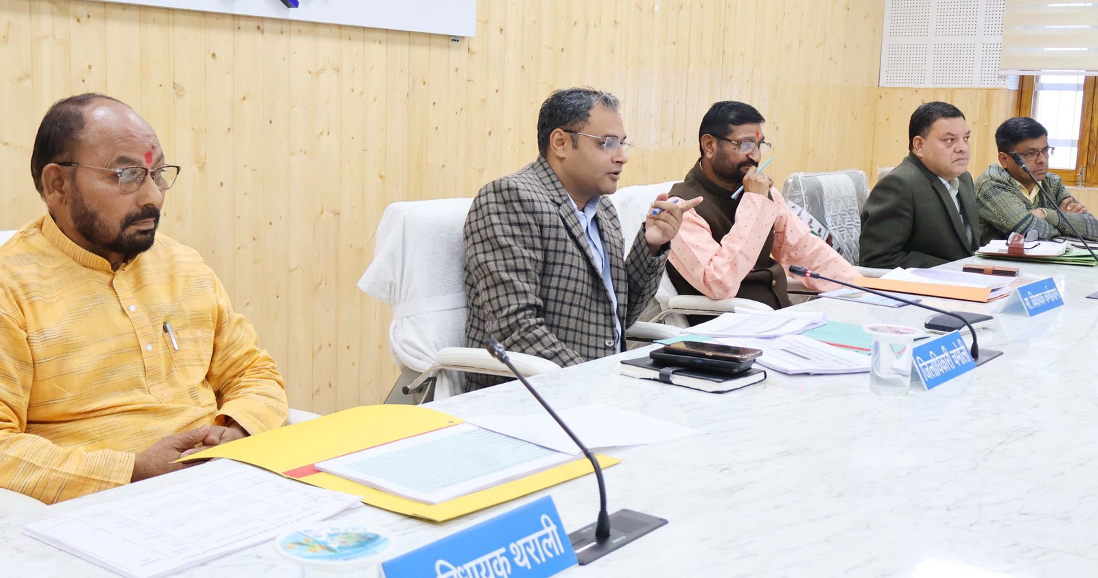 डीएम गौरव कुमार ने अधिकारियों के साथ की समीक्षा बैठक, मुख्यमंत्री घोषणाओं के क्रियान्वयन में तेजी लाने के निर्देश