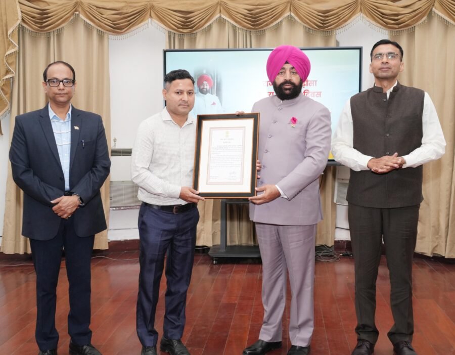 राज्यपाल ने आपदा में उत्कृष्ट कार्य करने वाले कार्मिकों को किया सम्मानित