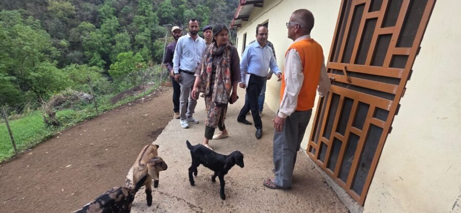 सीडीओ वरुणा अग्रवाल ने बकरी फार्म का किया निरीक्षण, दिए निर्देश