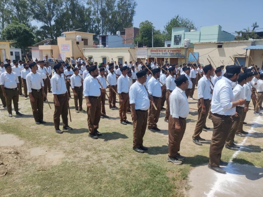 रूडकी : रहमतपुर में संघ का पथ संचलन, गणवेशधारी स्वयंसेवकों का फूलवर्षा से स्वागत