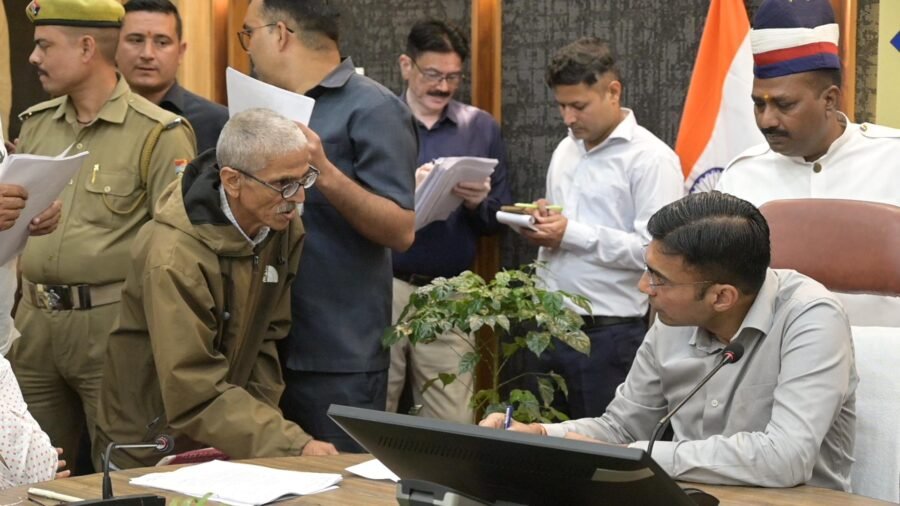 जनदर्शन में डीएम सविन बंसल का त्वरित एक्शन, 212 से अधिक शिकायतों पर मौके पर निर्णय, 82 वर्षीय दिव्यांग बुजुर्ग के पानी का बिल करवाया माफ़