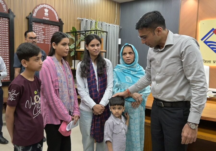 मानवीय पहल : डीएम सविन बंसल ने असहाय विधवा को दी बड़ी राहत, ऋण हुआ समाप्त, बेटियों की शिक्षा की पुनर्जीवित