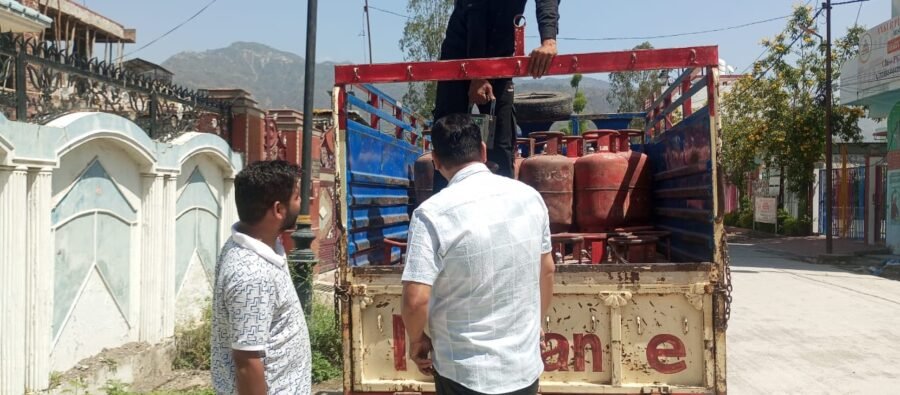 गैस की कालाबाजारी पर जिला प्रशासन का शिकंजा, अवैध रिफिलिंग मामले में FIR दर्ज