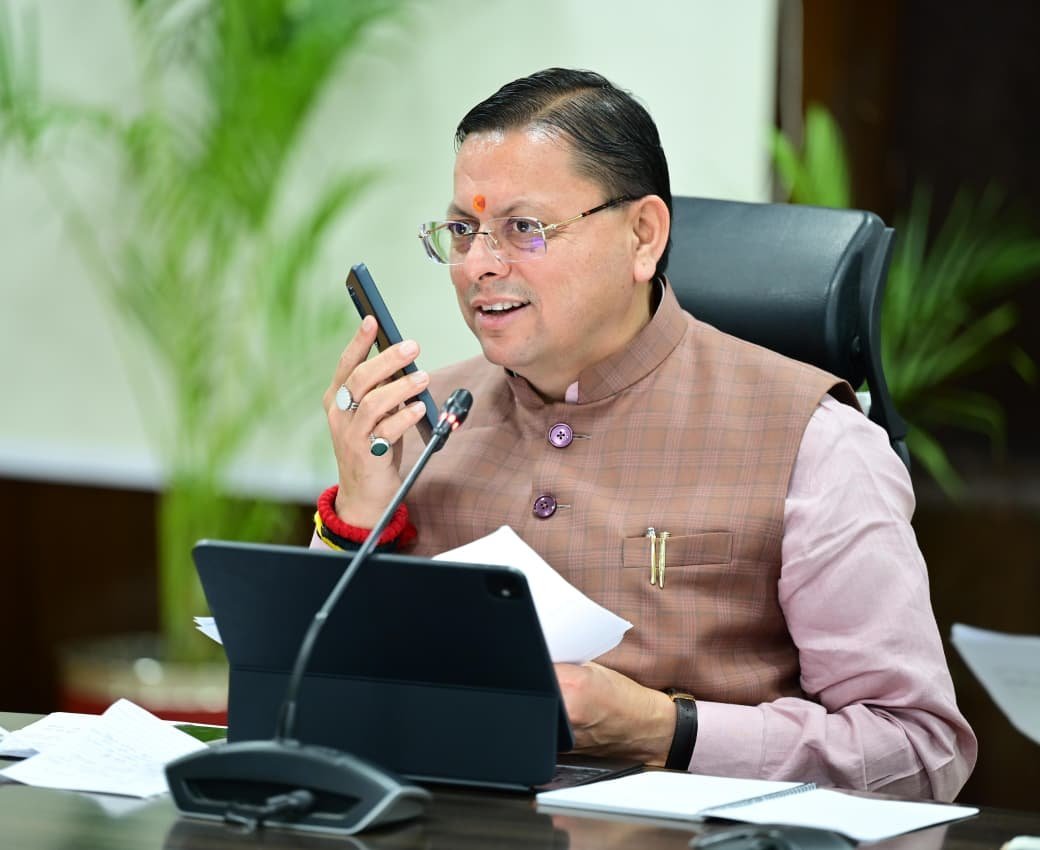 सीएम हेल्पलाइन 1905 पर लंबित शिकायतों के त्वरित निस्तारण के लिए विशेष अभियान चलाया जाए – सीएम धामी