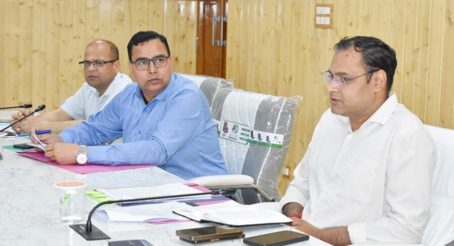 सीएम हेल्पलाइन 1905 पर लंबित शिकायतों के त्वरित निस्तारण के लिए चलाया जाए विशेष अभियान – डीएम गौरव कुमार