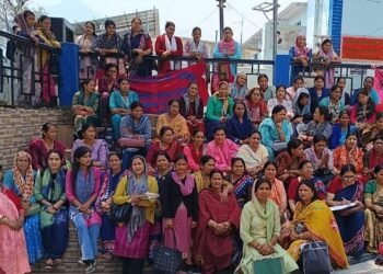 मांगों को आंगनबाड़ी कार्यकत्रियों का अनिश्चितकालीन धरना