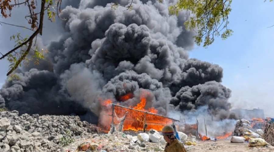 भीषण अग्निकांड :  झुग्गियों में लगी आग, छह बच्चों के लापता होने की आशंका