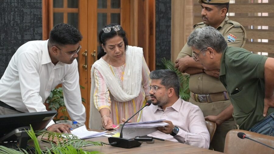 जनता दरबार में छलका बुजुर्ग का दर्द, पुत्र-पुत्रबधू पर उत्पीड़न का आरोप, वरिष्ठ नागरिक अधिनियम में कार्रवाई तय