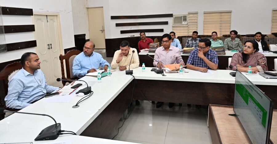 लेबर रूम में सभी आवश्यक सुविधाएं कराई जाए उपलब्ध – डीएम मयूर दीक्षित
