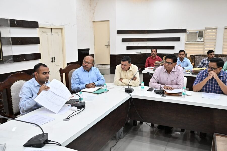 जिले में संचालित अल्ट्रासाउंड केंद्रों पर कड़ी निगरानी रखते हुए समय समय पर किया जाए निरीक्षण – डीएम मयूर दीक्षित