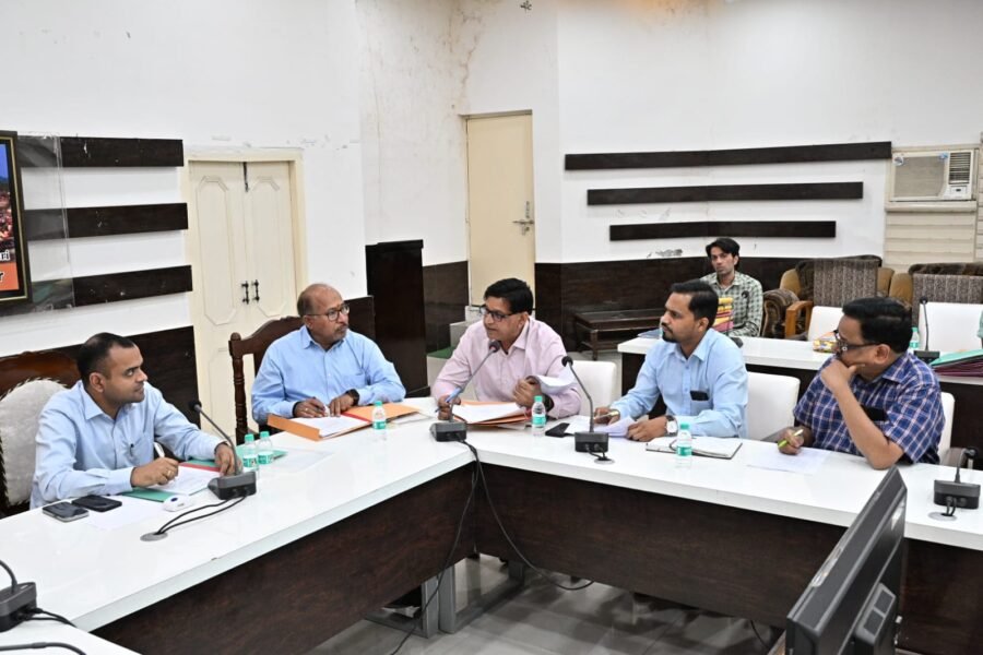 जिले में डीपीटी टीकाकरण एवं एचपीवी वैक्सीनेशन के सफल क्रियान्वयन के लिए आपसी समन्वय के साथ कार्य करे – डीएम मयूर दीक्षित