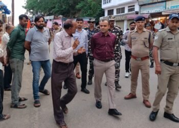 डीएम मयूर दीक्षित ने हर की पौड़ी से भीमगोड़ा तक किया स्थलीय निरीक्षण, फुटपाथ और नालियों को कराया अतिक्रमण मुक्त