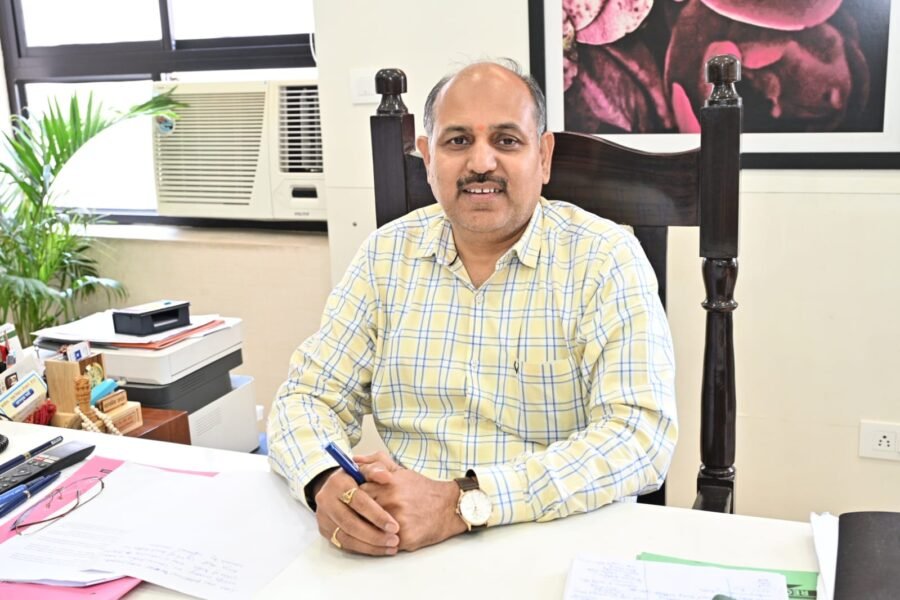 सीडीओ डॉ. ललित नारायण मिश्र साइकिल चलाकर पहुंचे जिला कार्यालय जनसुनवाई कार्यक्रम में, ईंधन बचाओ एवं पर्यावरण संरक्षण का दिया संदेश