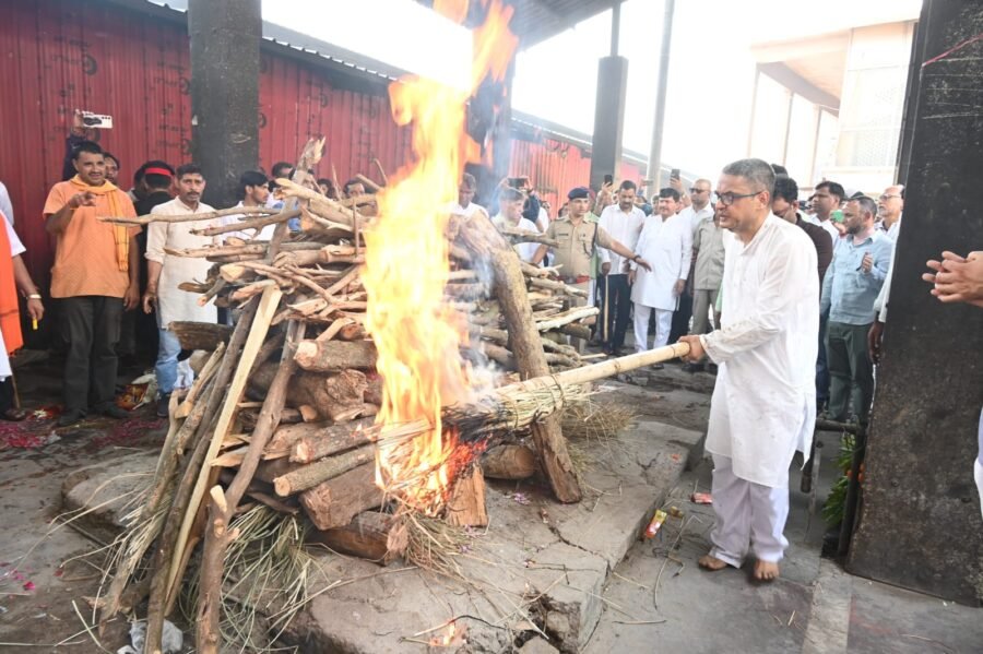 पूर्व मुख्यमंत्री मेजर जनरल (सेवानिवृत्त) भुवन चंद्र खंडूड़ी की अंतिम यात्रा में उमड़ा जनसैलाब, खड़खड़ी श्मशान घाट में राजकीय सम्मान के साथ किया गया अंतिम संस्कार