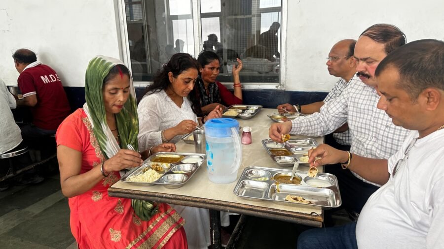 सहायक श्रम आयुक्त प्रशान्त कुमार ने श्रमिकों के साथ कैन्टीन में बैठकर किया भोजन, भोजन की गुणवत्ता परखी, श्रमिकों से किया सीधा संवाद