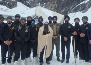 बर्फबारी के बीच युद्धस्तर पर जारी हेमकुंड साहिब यात्रा की तैयारियां