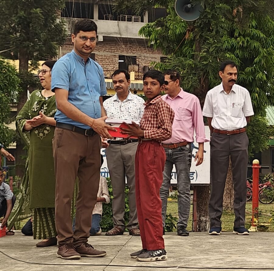 राजकीय इंटर कॉलेज में किया गया शैक्षिक सामग्री का वितरण