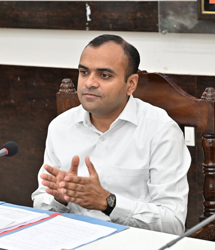सड़क दुर्घटनाओं को नियंत्रण करने के लिए तेज रफ्तार एवं शराब पीकर वाहन चलने वालों पर की जाए सख्त कार्यवाही – डीएम मयूर दीक्षित
