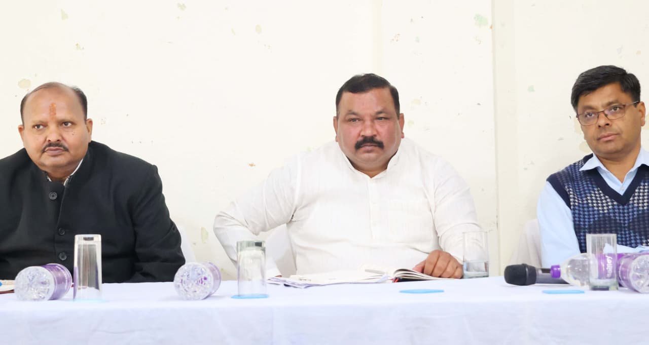 राष्ट्रीय सफाई कर्मचारी आयोग के सदस्य करम सिंह कर्मा ने जिले के अधिकारियों की ली बैठक, सफाई कर्मचारियों की समस्या सुन अधिकारियों को दिए आवश्यक दिशा निर्देश