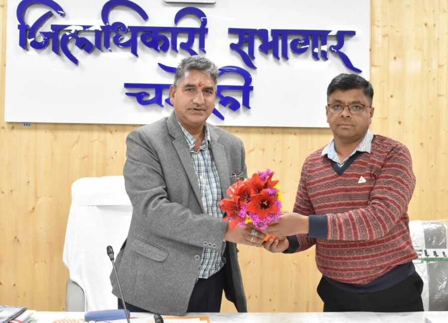 सचिव दीपक कुमार ने की विकास कार्यों की समीक्षा, संस्कृत में नाम पट्टिकाएं लगाने, जनगणना कार्यों में तेजी और ग्रामीण क्षेत्रों में सुविधाएं मजबूत करने के दिए निर्देश