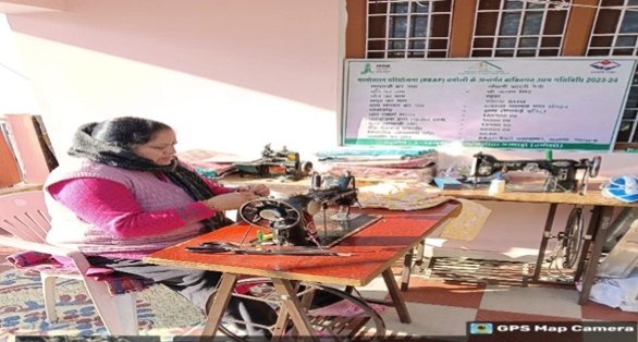 ग्रामोत्थान परियोजना से भारती देवी बनीं आत्मनिर्भर, सिलाई केंद्र खोलकर हर माह 13 हजार रुपये तक कमा रहीं ग्रामीण महिला