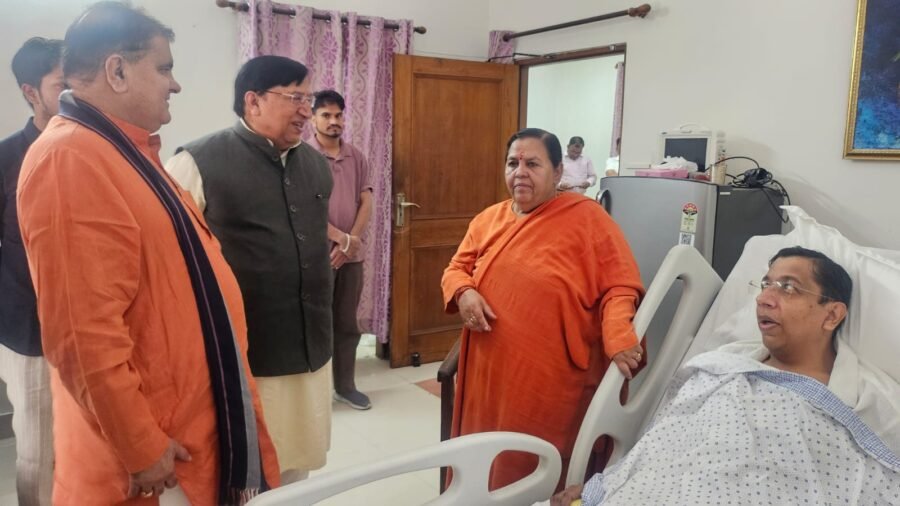 देहरादून पहुंचीं उमा भारती, सिद्धार्थ बंसल का जाना हालचाल, भाजपा प्रदेश अध्यक्ष महेंद्र भट्ट भी रहे मौजूद, स्वास्थ्य लाभ की दी शुभकामनाएं