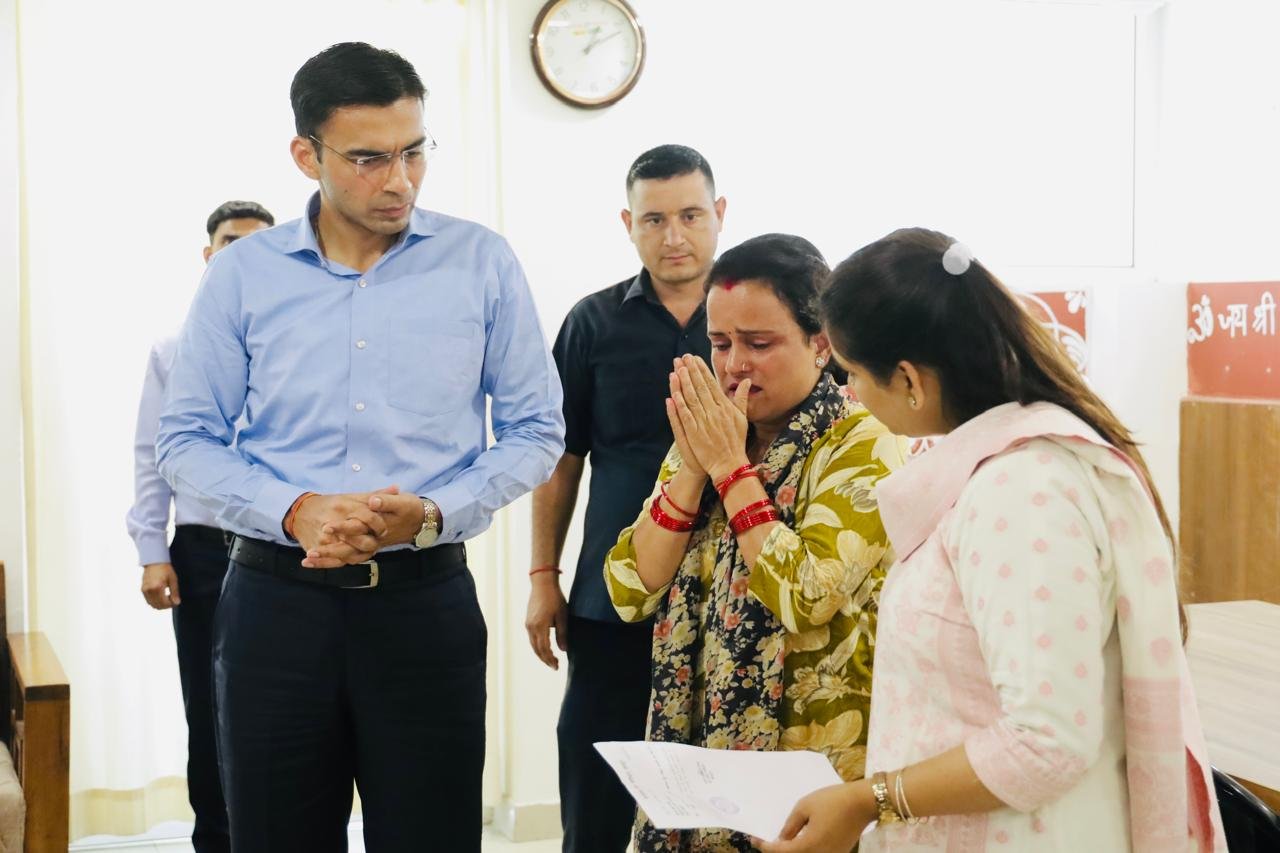 डीएम सविन बंसल ने कैंसर पीड़ित परिवार को दी बड़ी राहत; 71 हजार ऋण माफ, 50 हजार की आर्थिक सहायता