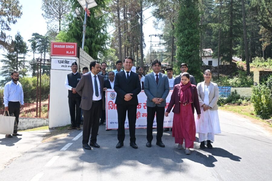 नो व्हीकल डे पर न्यायिक अधिकारियों ने दिया पर्यावरण संरक्षण का संदेश, पैदल पहुंचकर किया जागरुक