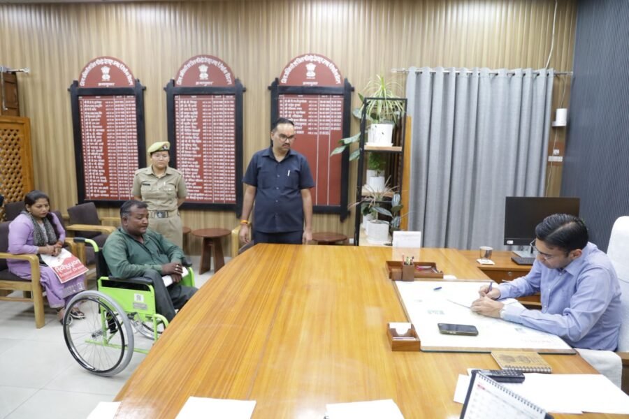 दिव्यांग परिवार को जिला प्रशासन का सहारा, डीएम सविन बंसल के निर्देश पर 64 हजार रुपये का ऋण कराया जमा, बेटियों की शिक्षा के लिए भी प्रोजेक्ट नंदा-सुनंदा का शिक्षा कवच, रोजगार के लिए रायफल क्लब से दिए 25 हजार