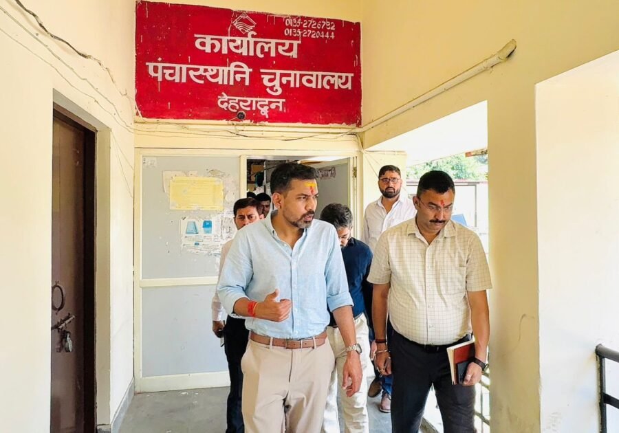 डीएम डॉ. आशीष चौहान ने कलेक्ट्रेट परिसर स्थित कार्यालयों, रिकॉर्ड रूम एवं आपदा परिचालन केन्द्र का किया निरीक्षण; दिए आवश्यक दिशा-निर्देश