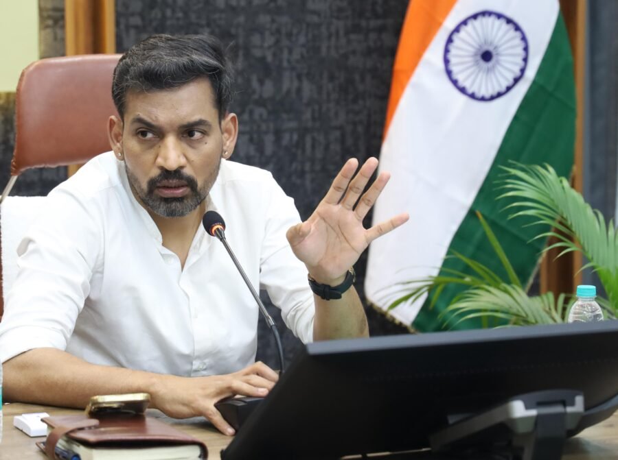 गंगा संरक्षण एवं स्वच्छता कार्यों में लापरवाही बर्दाश्त नहीं, प्रजेंटेशन में ही नही बल्कि धरातल पर दिखें सकरात्मक परिणाम – डीएम डॉ. आशीष चौहान