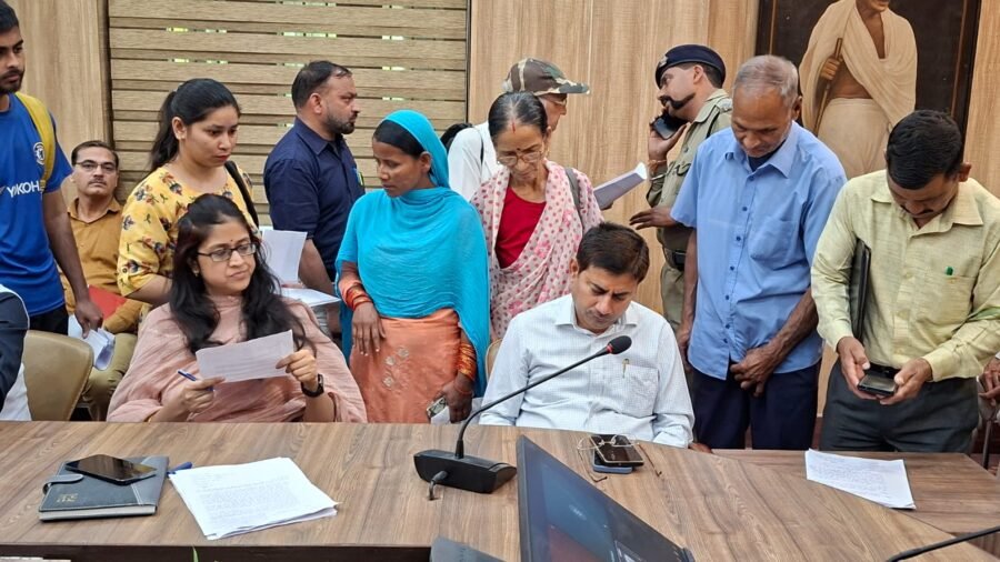 एडीएम केके मिश्रा की अध्यक्षता में जनता दरबार आयोजित, 163 शिकायतें दर्ज, अधिकांश का मौके पर निस्तारण