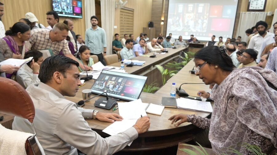 जनमिलन में उमड़ी समस्याओं की बाढ़, डीएम सविन बंसल ने अधिकारियों को दिए त्वरित कार्रवाई के निर्देश, भूमि विवाद से लेकर इलाज, फीस माफी और राशन कार्ड तक 300 से अधिक शिकायतें पहुंचीं जनदर्शन में