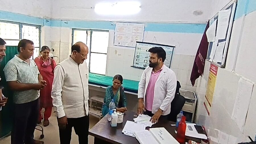 स्वास्थ्य मंत्री सुबोध उनियाल ने सीएचसी रायपुर का किया औचक निरीक्षण, मरीजों से ली स्वास्थ्य सेवाओं की जानकारी, दवाइयों की उपलब्धता सुनिश्चित करने के दिए निर्देश