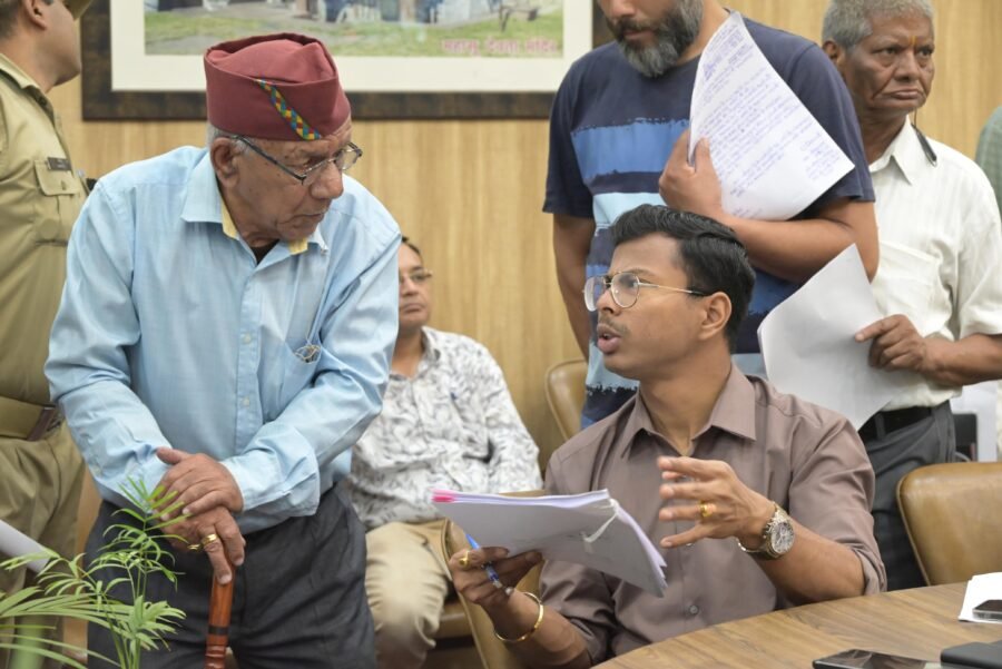 जनता दरबार में उमड़ी फरियादियों की भीड़, 201 शिकायतों पर प्रशासन ने की त्वरित सुनवाई