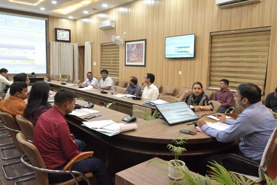 सुरक्षा में ढिलाई बर्दाश्त नहीं, खुदाई स्थलों पर बैरिकेडिंग और साइनबोर्ड जरूरी- डीएम सविन बंसल
