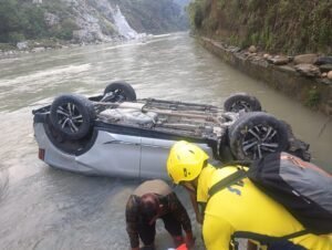 उत्तराखंड : तिलवाड़ा में खाई में गिरी XUV-700, पांच यात्रियों को सुरक्षित निकाला