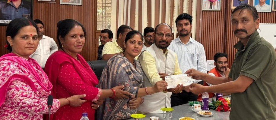 आपदा प्रभावितों को राहत की बड़ी सौगात, 80 व्यवसायियों को मिली 52.95 लाख की सहायता
