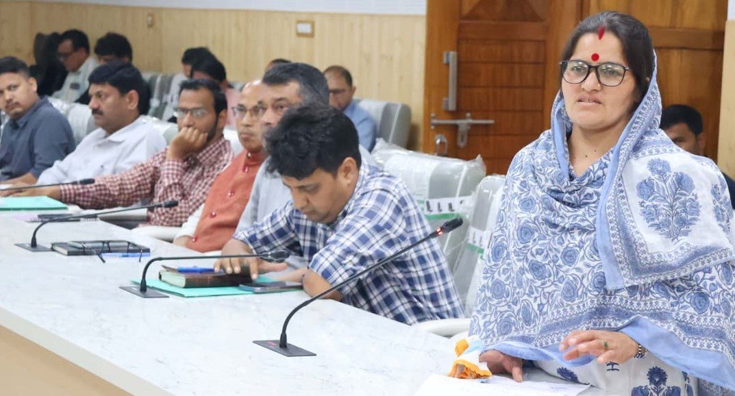 जनता मिलन में डीएम गौरव कुमार ने सुनीं समस्याएं, समयबद्ध निस्तारण के दिए निर्देश