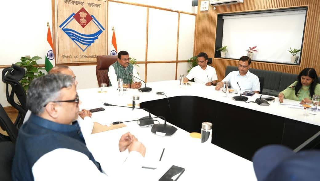 मुख्य सचिव आनंद वर्धन ने जिलाधिकारियों को किसानों के हितों की योजनाओं पर प्रोएक्टिव होकर काम करने के दिये निर्देश