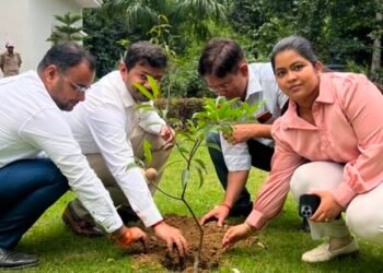 विश्व पर्यावरण दिवस पर संयुक्त मजिस्ट्रेट दीपक रामचन्द्र शेट सहित राजस्व अधिकारियों ने किया पौधारोपण
