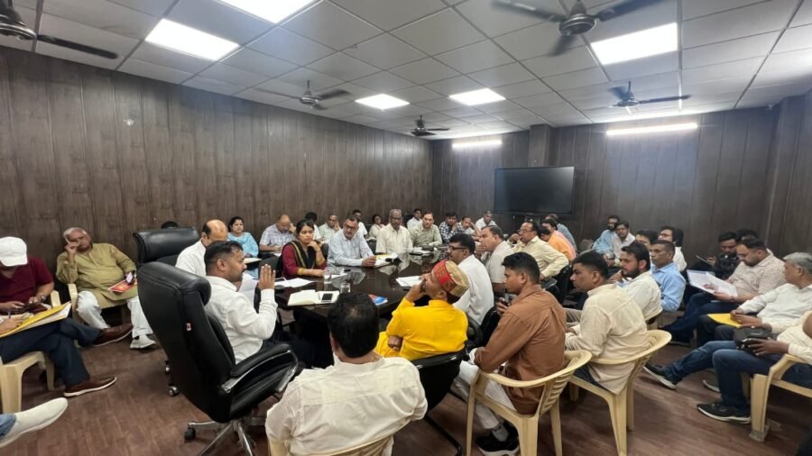 मतदाता सूची के विशेष पुनरीक्षण को लेकर राजनीतिक दलों के प्रतिनिधियों संग बैठक