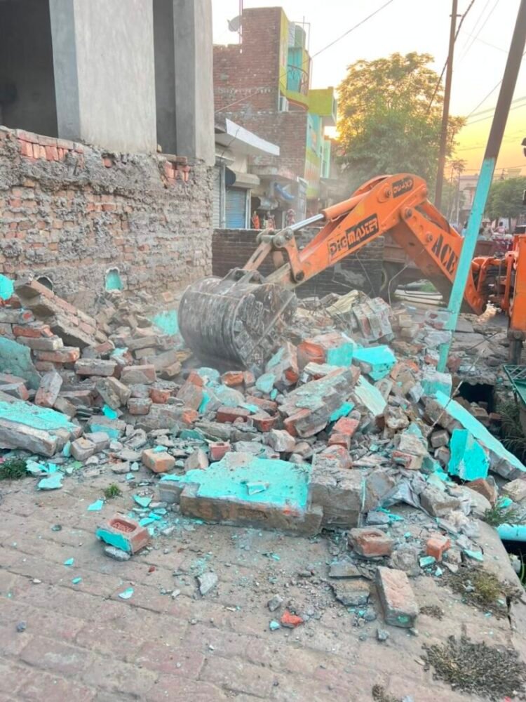 सीएम हेल्पलाइन शिकायत पर कार्रवाई, सड़क किनारे भक्तोवाली झबरेड़ा में बनी अवैध मजार ध्वस्त