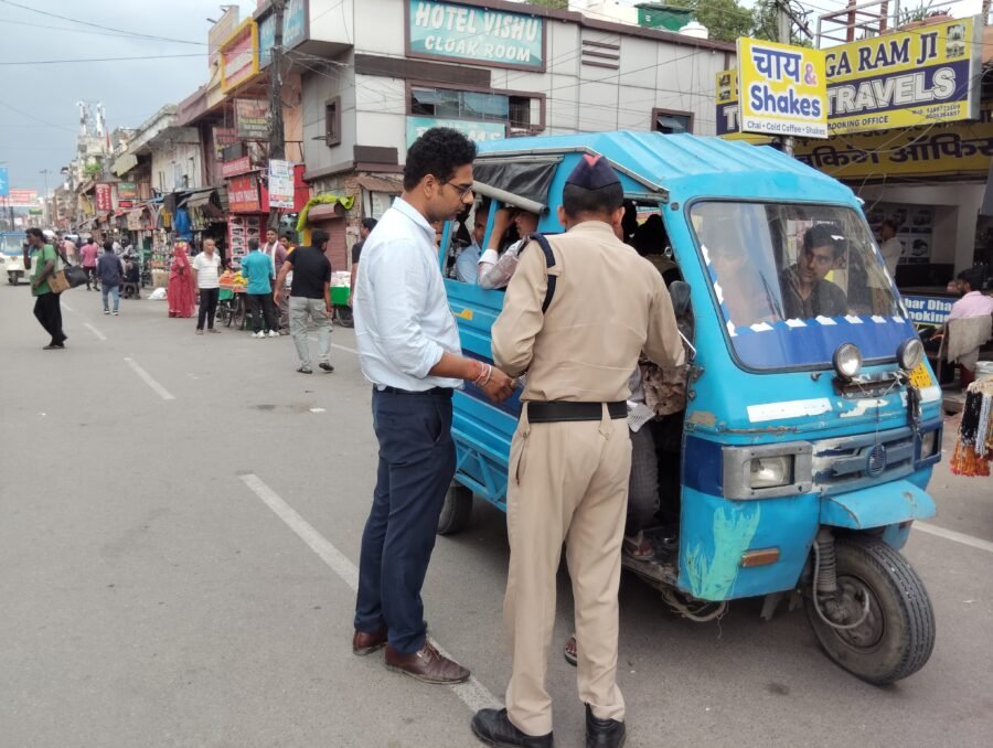 डीएम मयूर दीक्षित के निर्देश पर परिवहन विभाग की बड़ी कार्रवाई: 7 ऑटो एवं 10 ई-रिक्शा सीज, 30 वाहनों के चालान