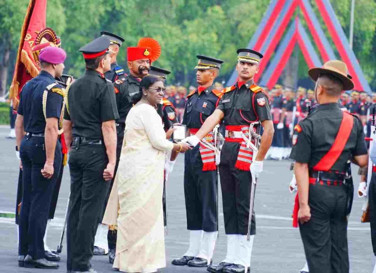 राष्ट्रपति द्रौपदी मुर्मू की उपस्थिति IMA पासिंग आउट परेड, भारतीय सेना को मिले 481अफसर, 09 महिला कैडेटों ने भी रचा इतिहास