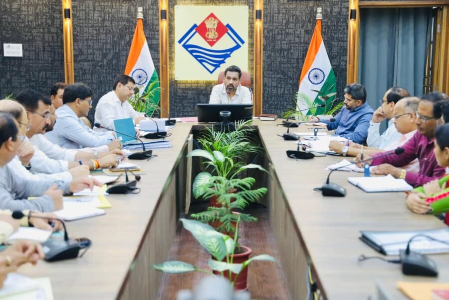 नशे के खिलाफ सभी एजेंसियां मिलकर करें निर्णायक कार्रवाई – डीएम डॉ. आशीष चौहान