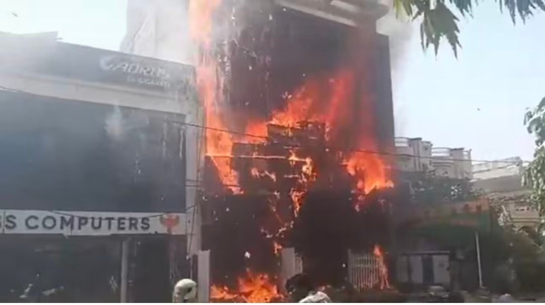 लखनऊ के कोचिंग सेंटर में भीषण आग, दम घुटने से दो की मौत, कई घायल
