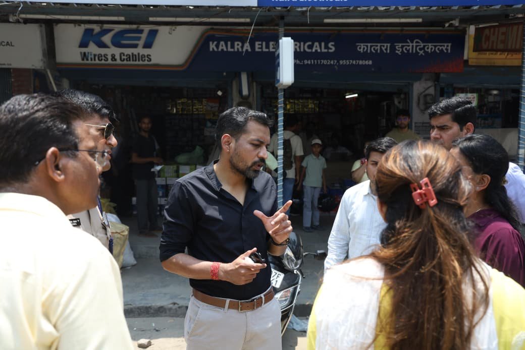कार्यों की धीमी प्रगति पर डीएम डॉ. आशीष चौहान सख्त, अधीक्षण अभियंता यूपीसील का रोका वेतन